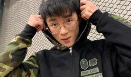 小八娱乐吃瓜的博主,揭秘娱乐圈最新吃瓜热点，带你领略明星幕后故事